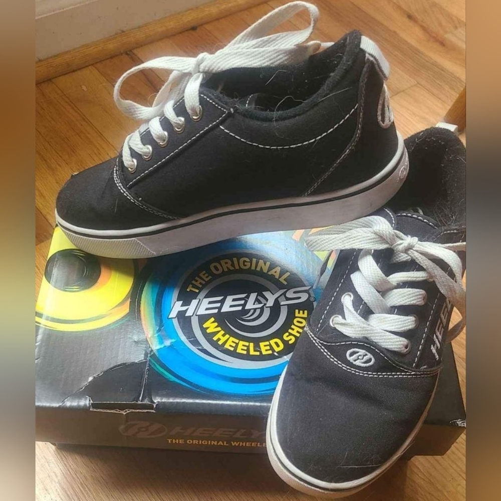 Skate Shoe - Heely's Sz 5Youth